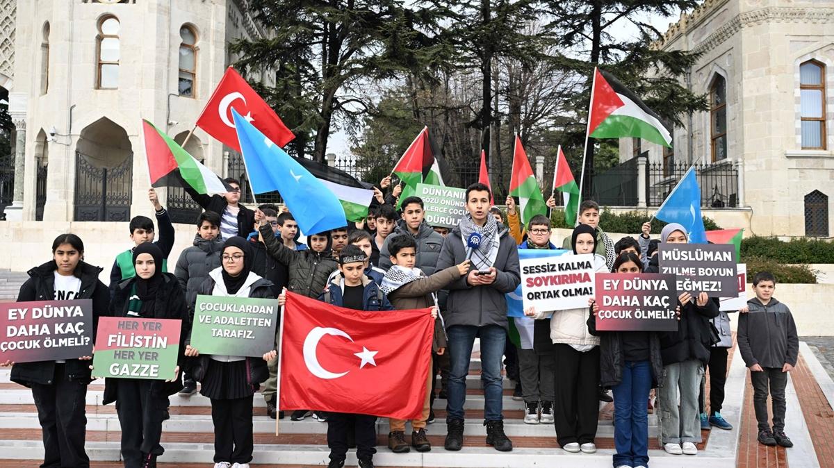 Beyazt Meydan'nda ocuklardan anlaml eylem: Filistin ve Uygur Trk akranlar iin ses ykseltti