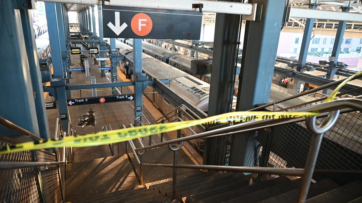 New York metrosunda dehet! Kadn atee vererek ldrd
