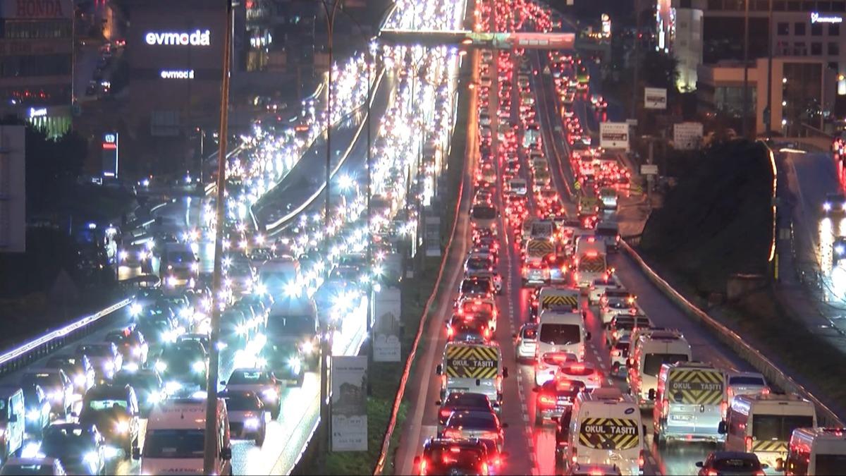 stanbul'da trafik yine kilit: Younluk yzde 89'a ulat