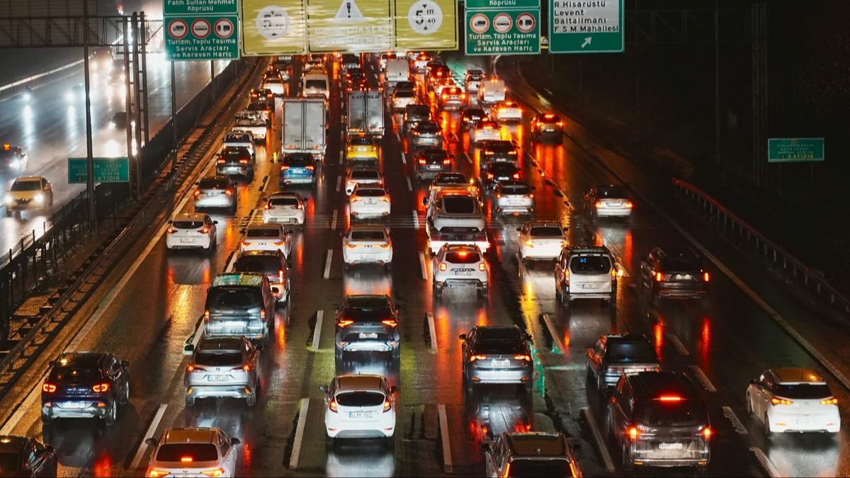 stanbul'da trafik yine kilit! Younluk yzde 80'e ulat