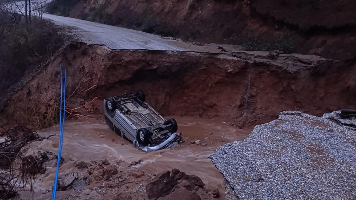 zmir'de toprak kaymas! Yol kt