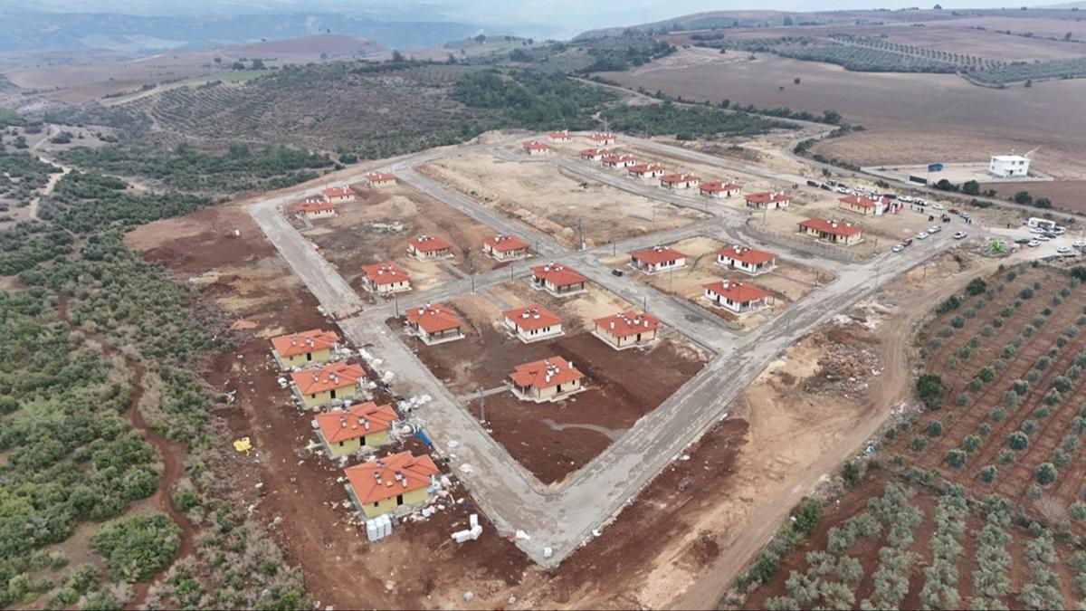 Depremin yaralar sarlyor! 50 ky evinin anahtar teslim edildi