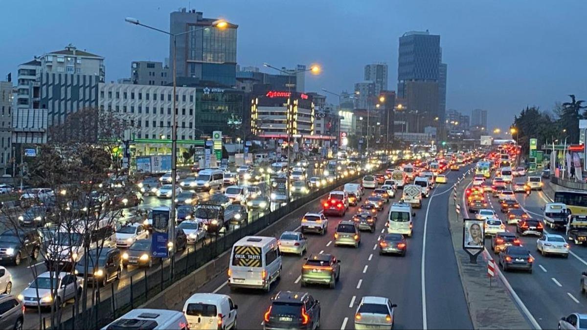 stanbul'da trafik yine kilit! Younluk yzde 90'a ulat