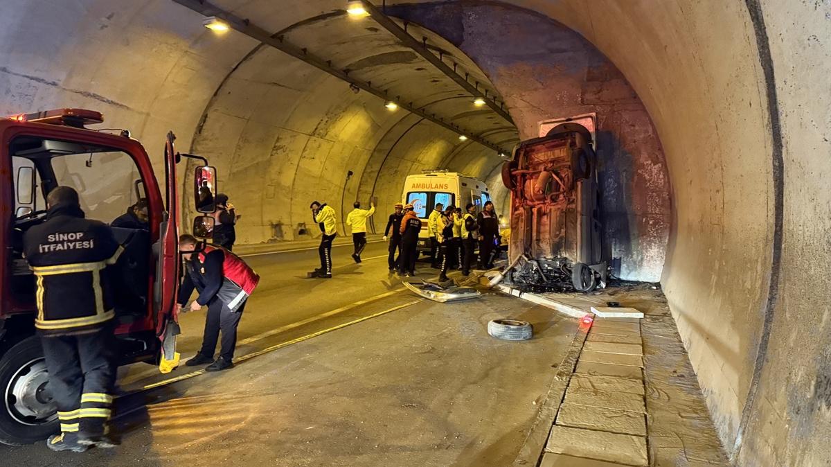 Sinop'ta feci kaza! Tnel iinde duvara arpan kamyonetin srcs hayatn kaybetti