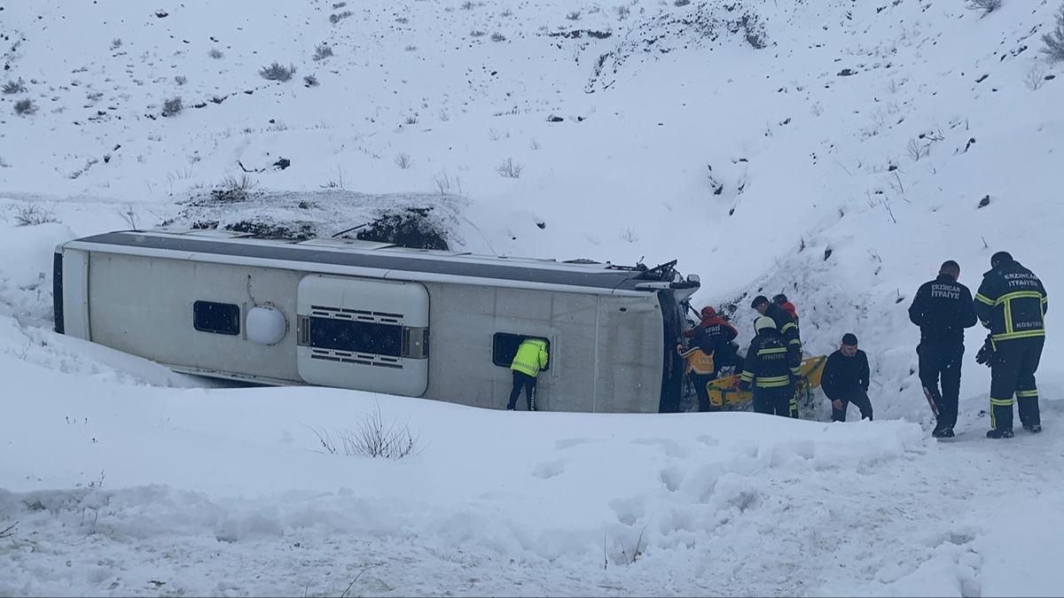 Erzincan'da yolcu otobs arampole devrildi! l ve ok sayda yaral var