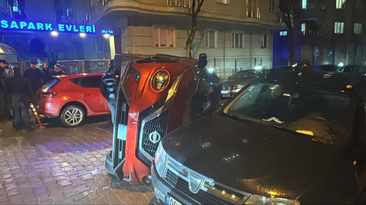 stanbul'da ilgin olay! nne kedi kan ara, iki otomobile arptktan sonra devrildi