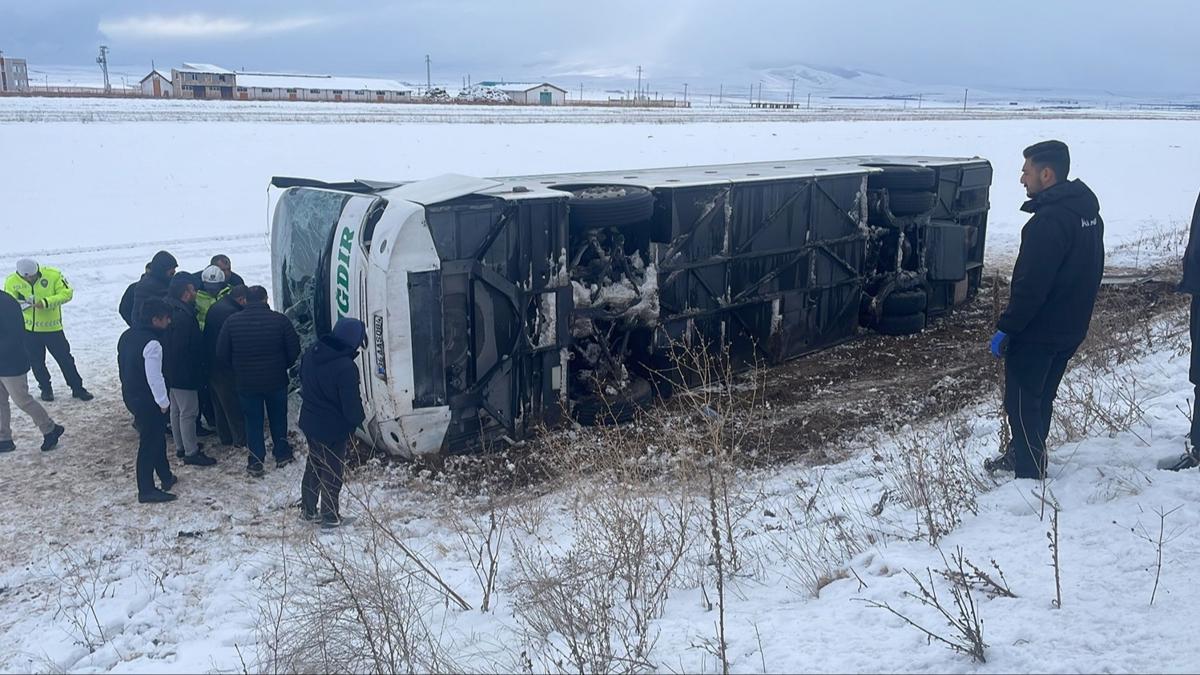 Kars'ta yolcu otobs devrildi: 23 kii yaraland