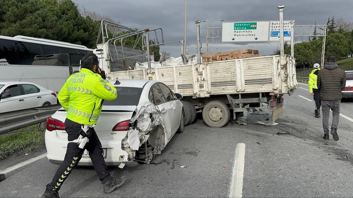 TEM Otoyolunda zincirleme trafik kazas! 4' ocuk 8 kii yaraland