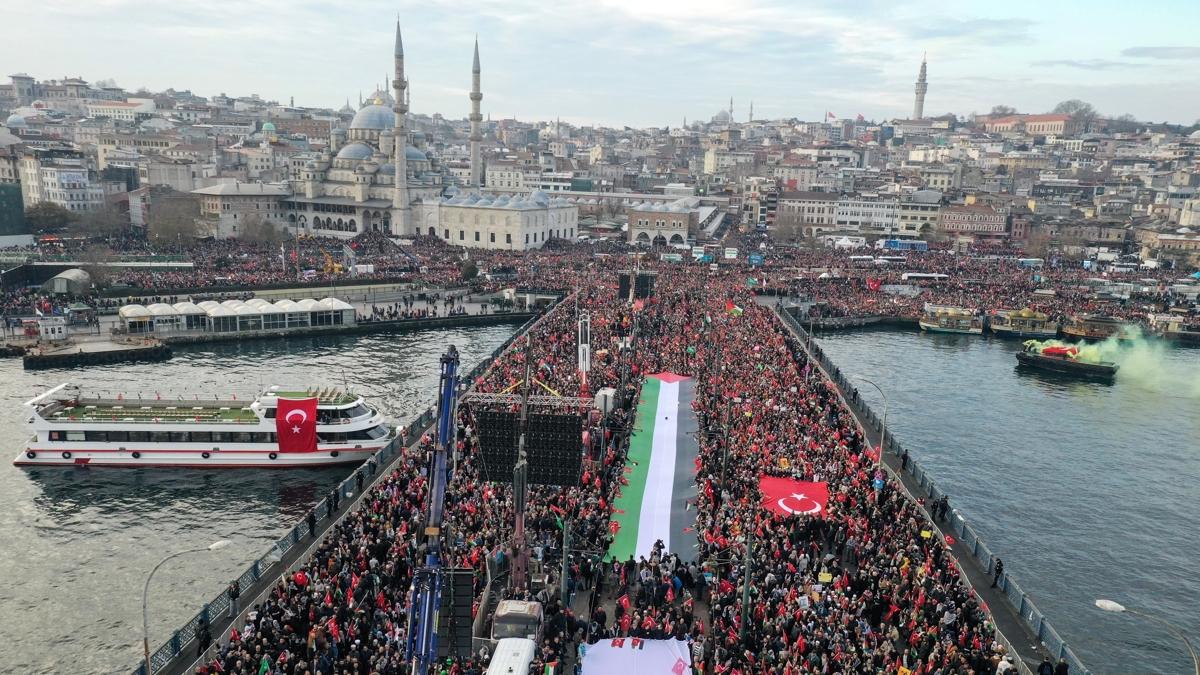 Yzlerce STK yeni yln ilk gnnde Filistin'e destek iin Galata Kprs'nde buluuyor                                                     