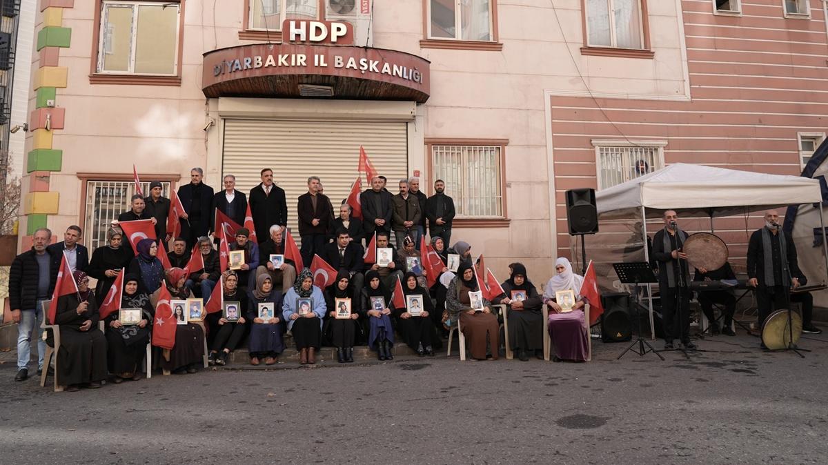 Diyarbakr'da acl ailelerin bekleyii sryor 