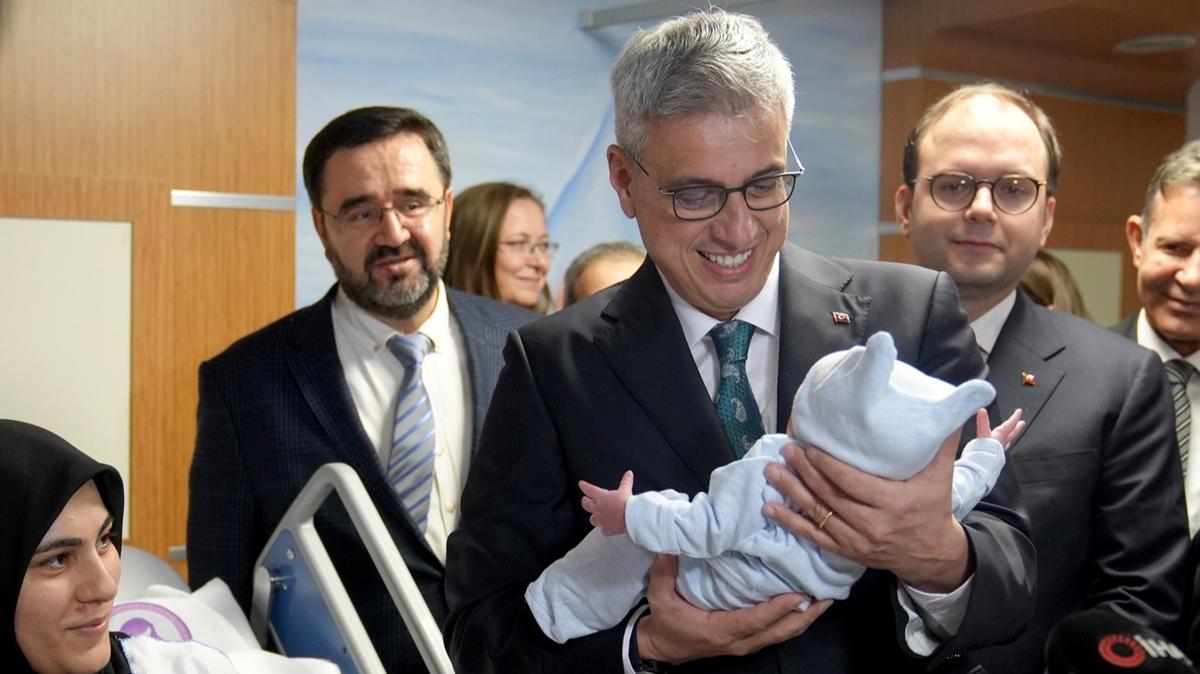 Yeni yln ilk bebei! Bakan Memiolu, kucana alarak sevdi