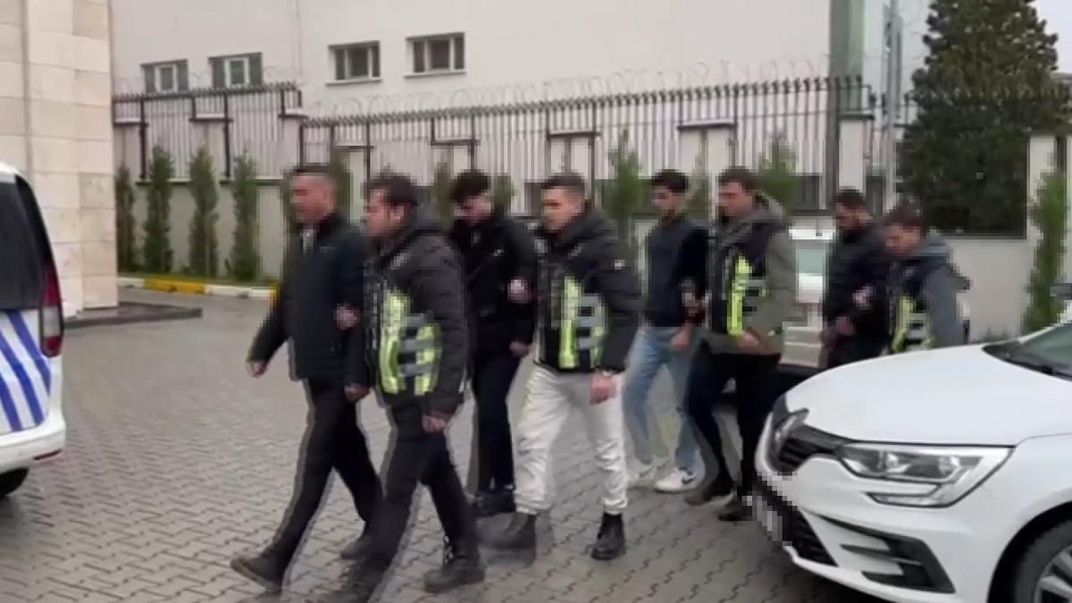 Trafikte meale yakp halay ektiler! 5 srcye ceza