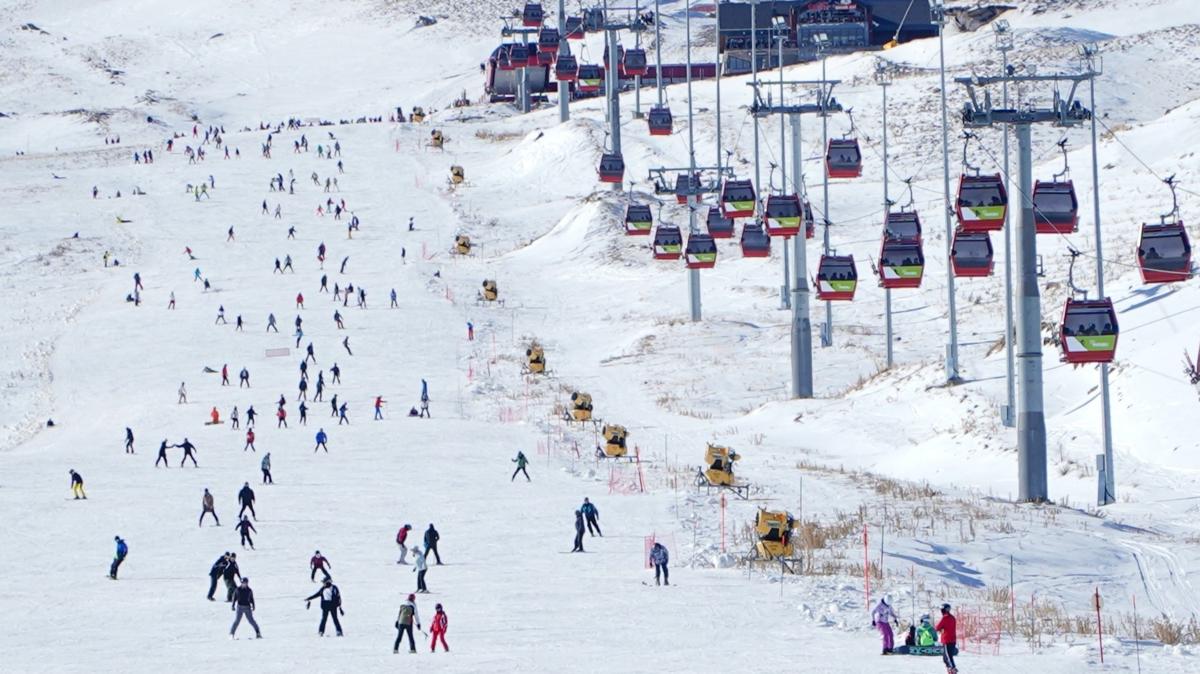 Yerli ve yabanc turistlerden youn ilgi! Erciyes Kayak Merkezi binlerce kiiyi arlad