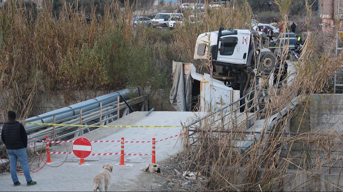 Hatay'da kpr kt, hafriyat kamyonu dereye dt