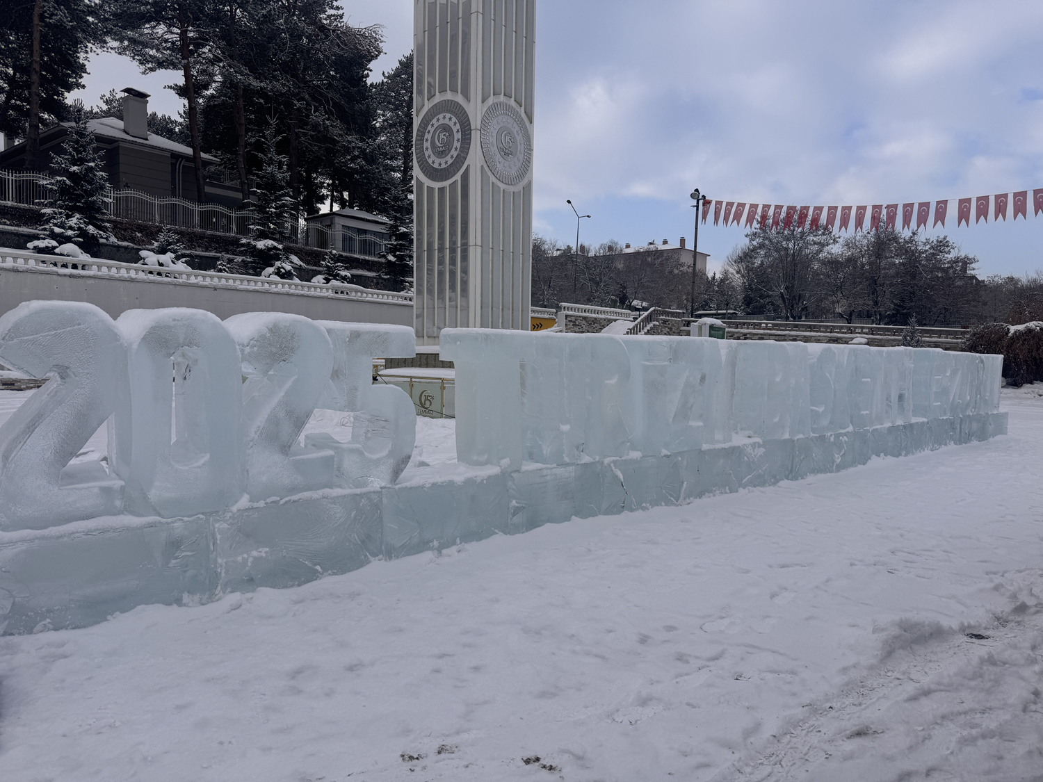 "2025 Turizm Başkenti Erzurum" yazısı buza işlendi