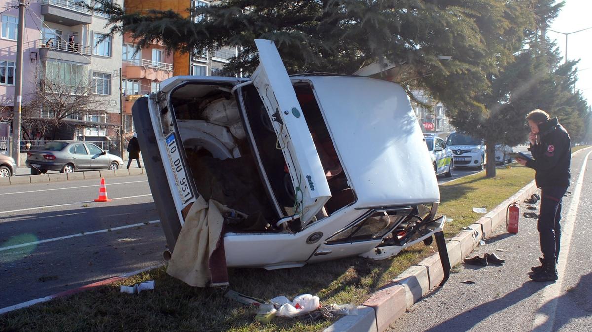 Ktahya'da aaca arpan otomobilde 3 yaral