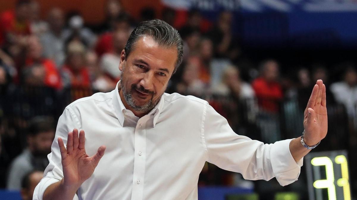 Anadolu Efes, yeni baantrenrn aklad