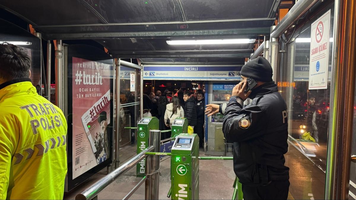 stanbul'da ilgin olay! Seyir halindeki metrobsten havaya ate at  