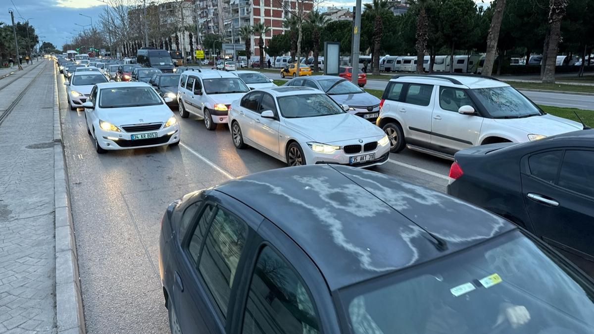 zmir bu sabah kabusu yaad! Haklar denmeyen belediye ofrleri i brakt