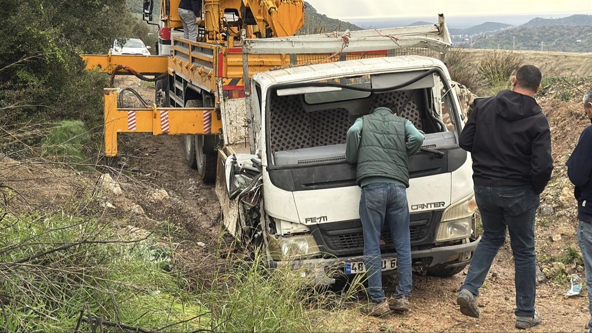 Bodrum'da kamyonet uuruma devrildi