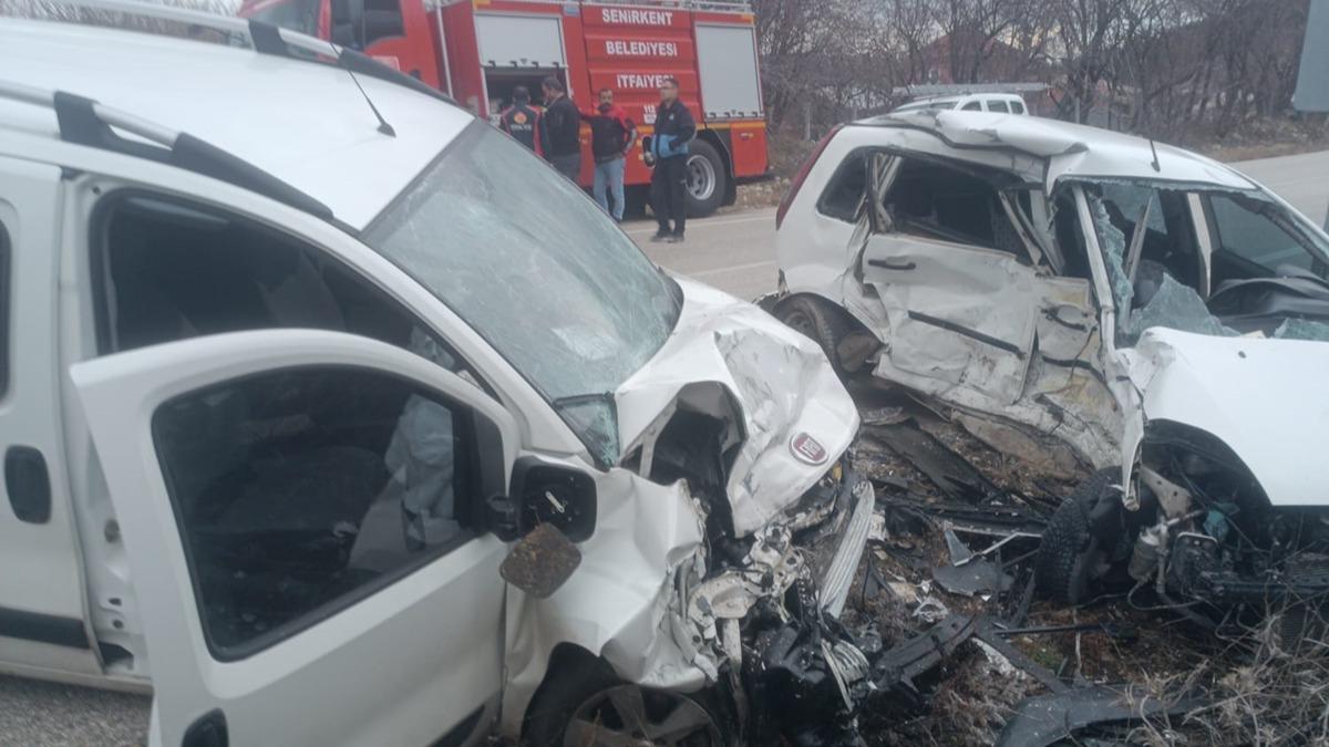 Isparta'da kamyonet ile otomobilin arpt kazada 1 kii ld, 1 kii yaraland