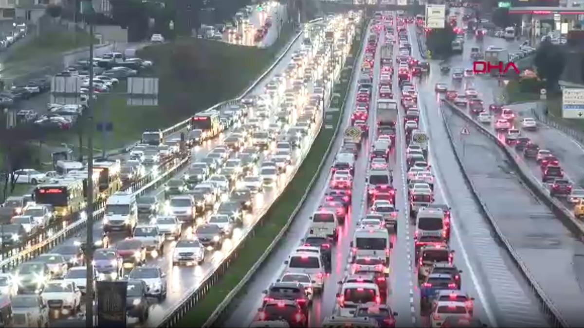 stanbul'da trafik younluu yaanyor