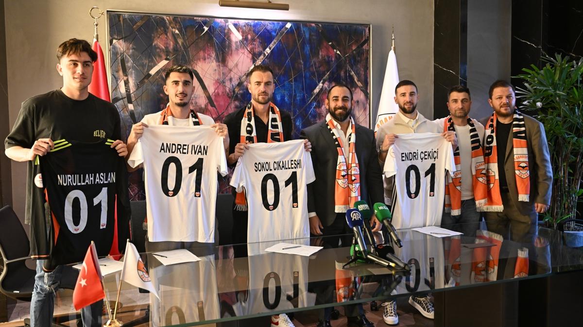 Adanaspor'da 4 futbolcu iin imza treni