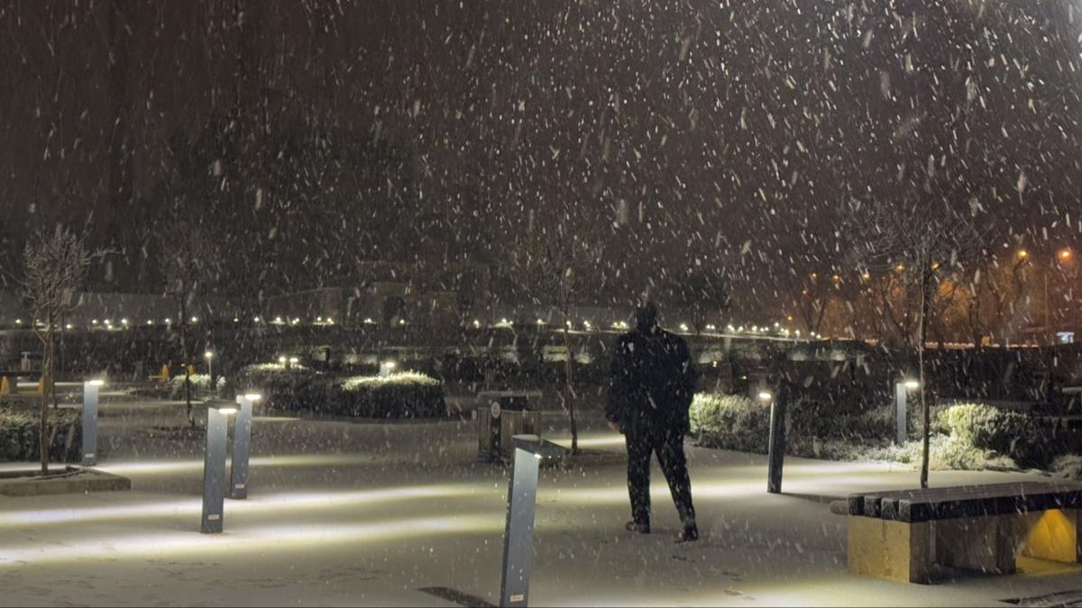 stanbul'un yan banda youn kar ya: Okullar tatil edildi