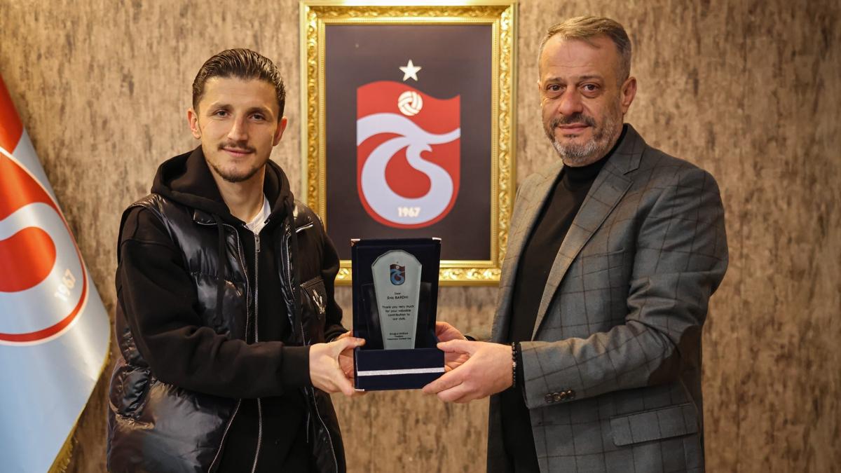 Trabzonspor'dan Enis Bardhi'ye teekkr plaketi