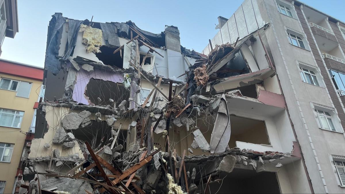 Bahelievler'de faciadan dnld! Kolonlar hasar gren apartman boaltld