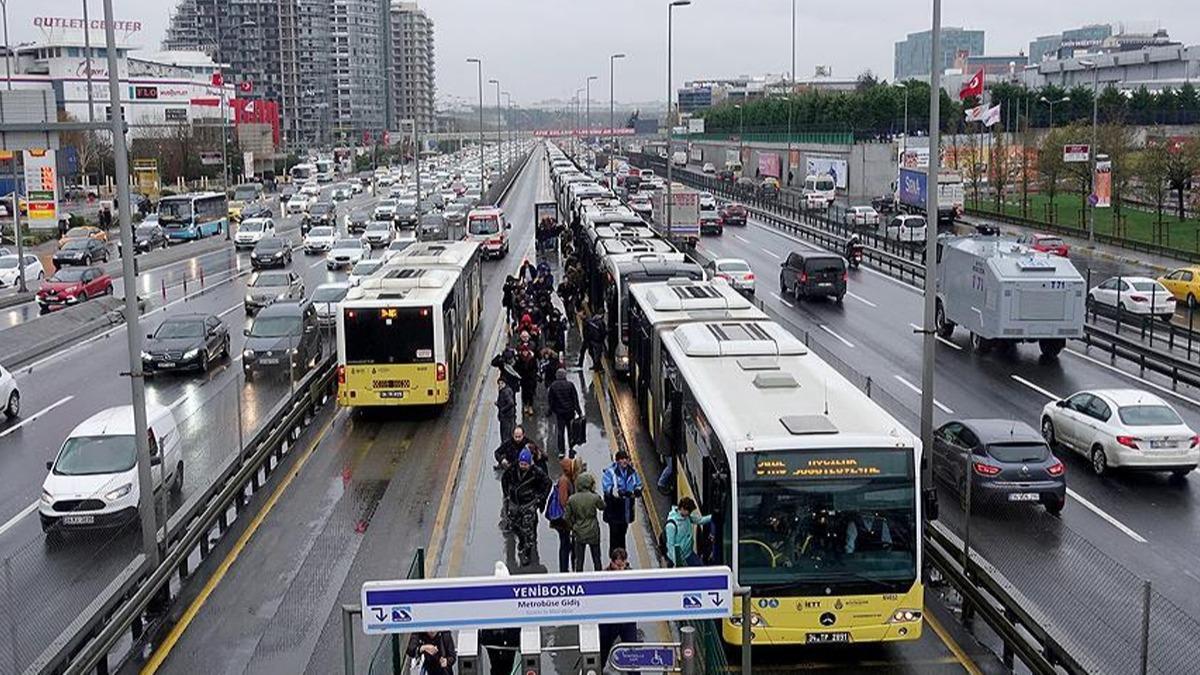 stanbullunun ulam ilesi: Metrobs arza yapt, seferle aksad 