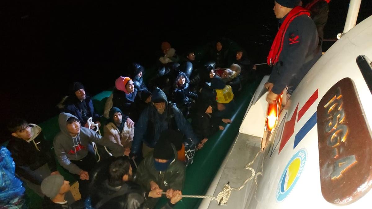 Karaburun ve eme aklarnda 20'si ocuk 40 dzensiz gmen kurtarld