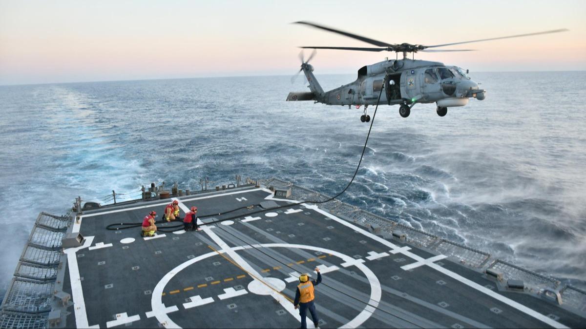 TCG Gelibolu, Libya aklarnda helikopterle havada yakt ikmali gerekletirdi 