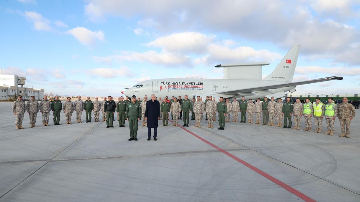 Cumhurbakan Erdoan, 3. Ana Jet s Komutanl'nda askeri erken ihbar uan inceledi