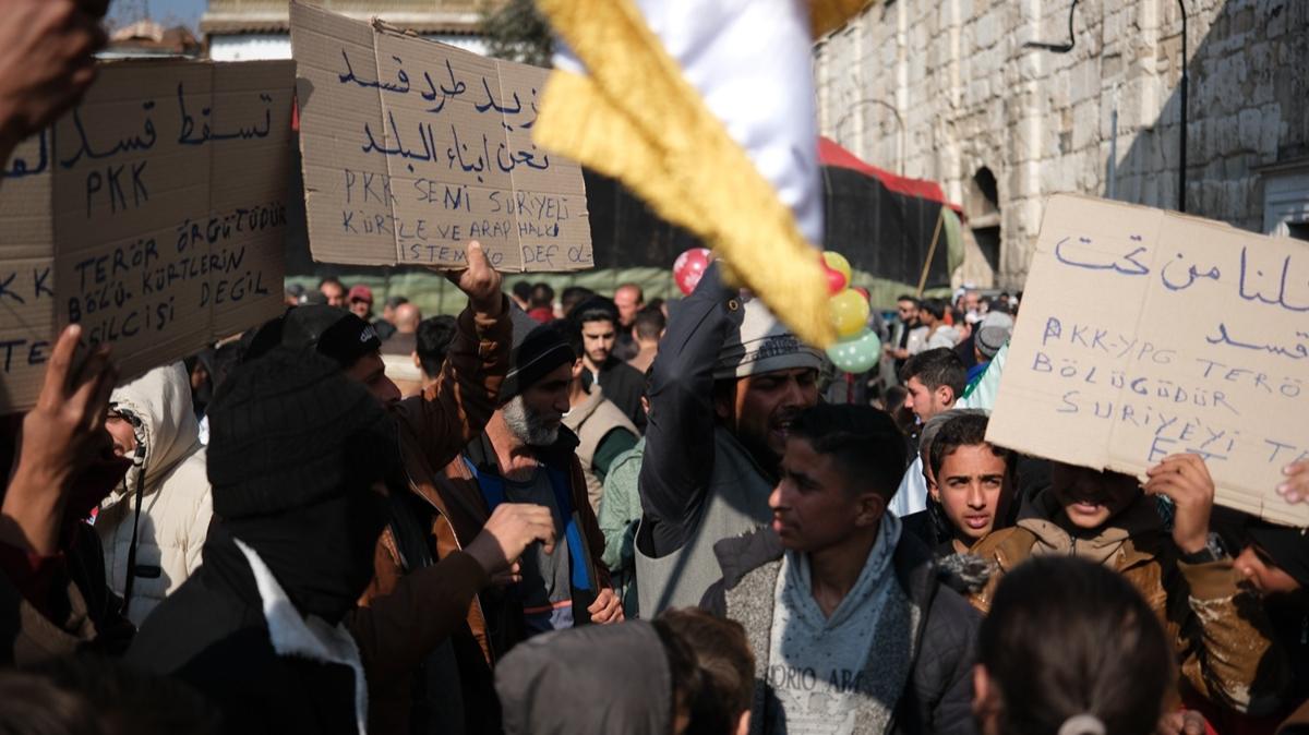 Emevi Camisi'nde PKK/YPG protestosu: Esed'den sonra sra onlarda