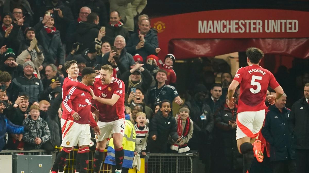 Manchester United geriden gelip kazand