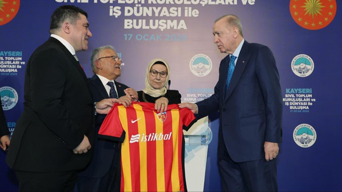 Cumhurbakan Erdoan'a Kayserispor formas hediye edildi                                                  