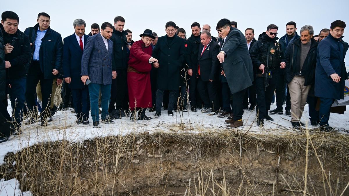 Moolistan Cumhurbakan Ukhnaa, Hlag Han'n saray kalntlarnn bulunduu alan ziyaret etti