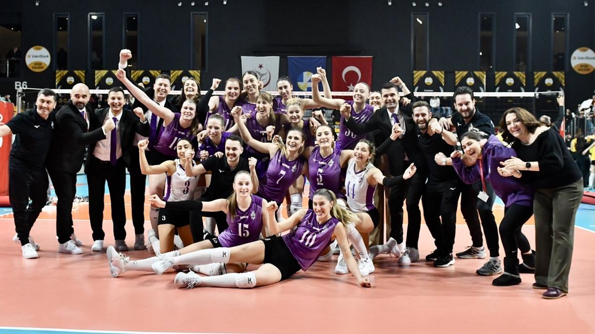 Zeren Spor, VakfBank' final setinde devirdi