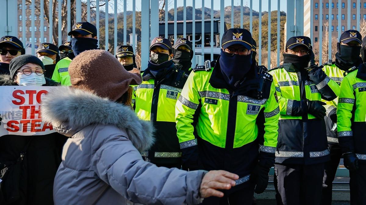 Gney Kore'de devlet bakanl grevinden uzaklatrlan Yoon resmen tutukland