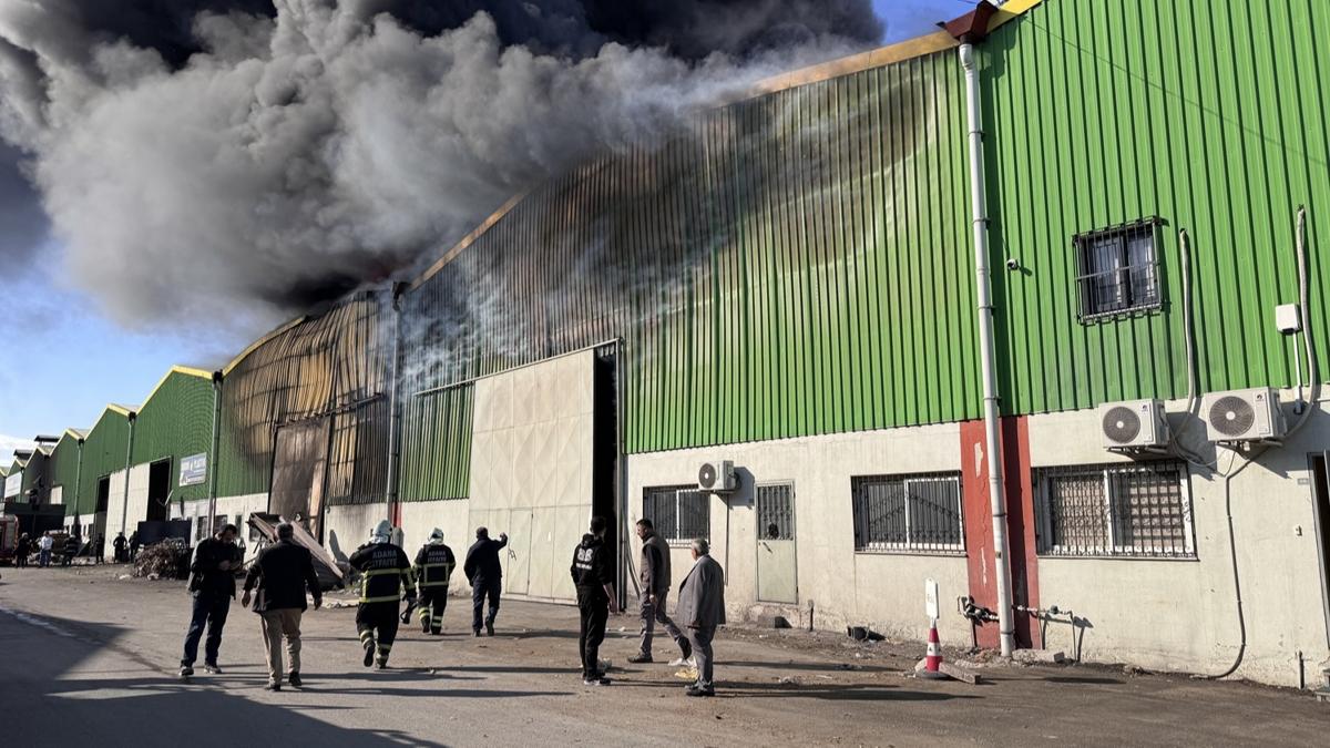 Adana'da fabrika yangn: Ekipler mdahale ediyor 