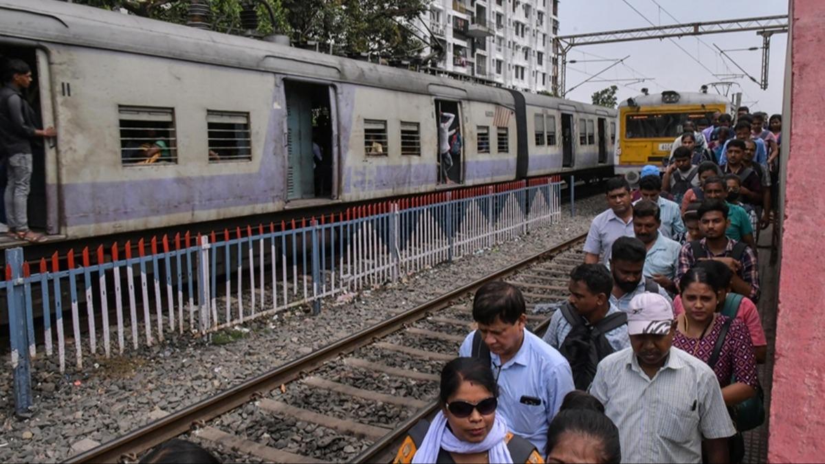 Hindistan'da ilgin olay! Trenden atlayan yolculara baka bir tren arpt