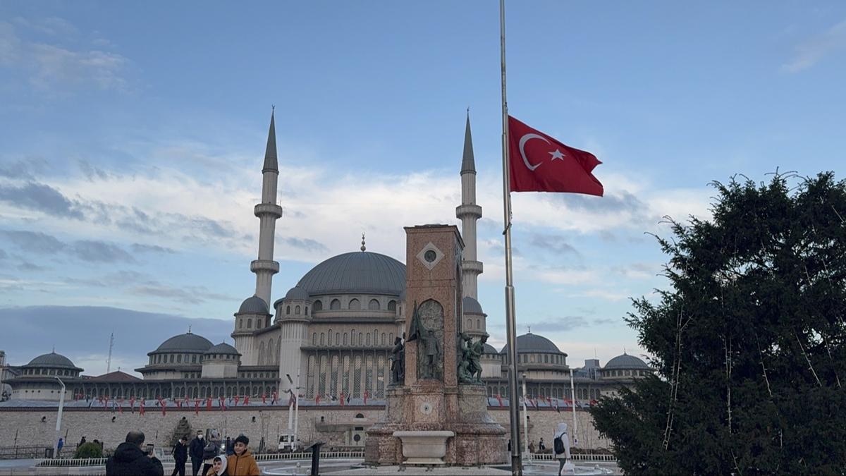 stanbul'da bayraklar yarya indirildi              