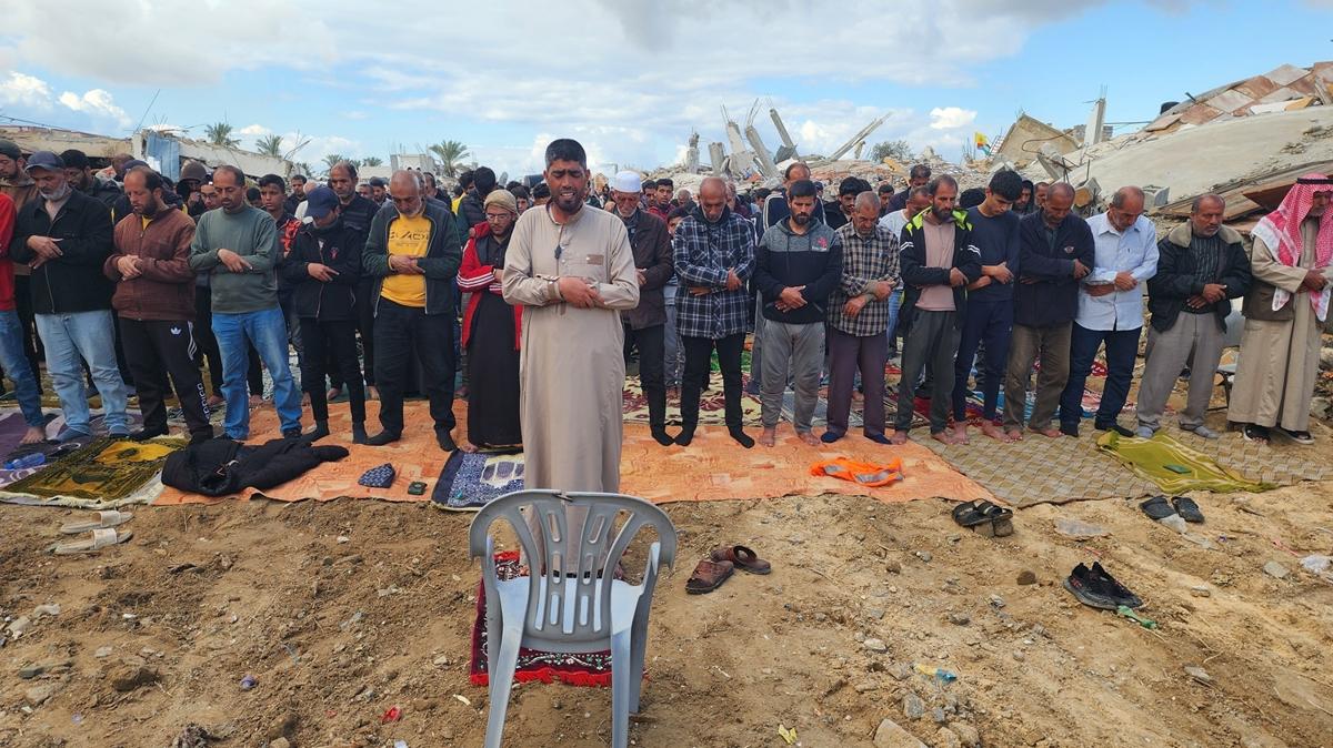 Gazzeliler atekesin ardndan ilk cuma namaz iin bir araya geldi 