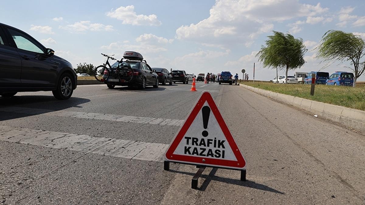 Kamyon ile yolcu otobsnn kart trafik kazasnda 3 kii yaamn yitirdi