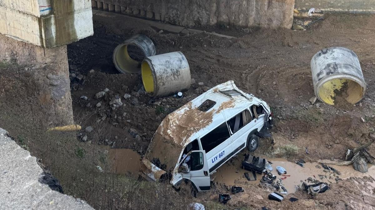 Tuzla'da servis minibüsü dere yatağına uçtu: Ölü ve çok sayıda yaralı var