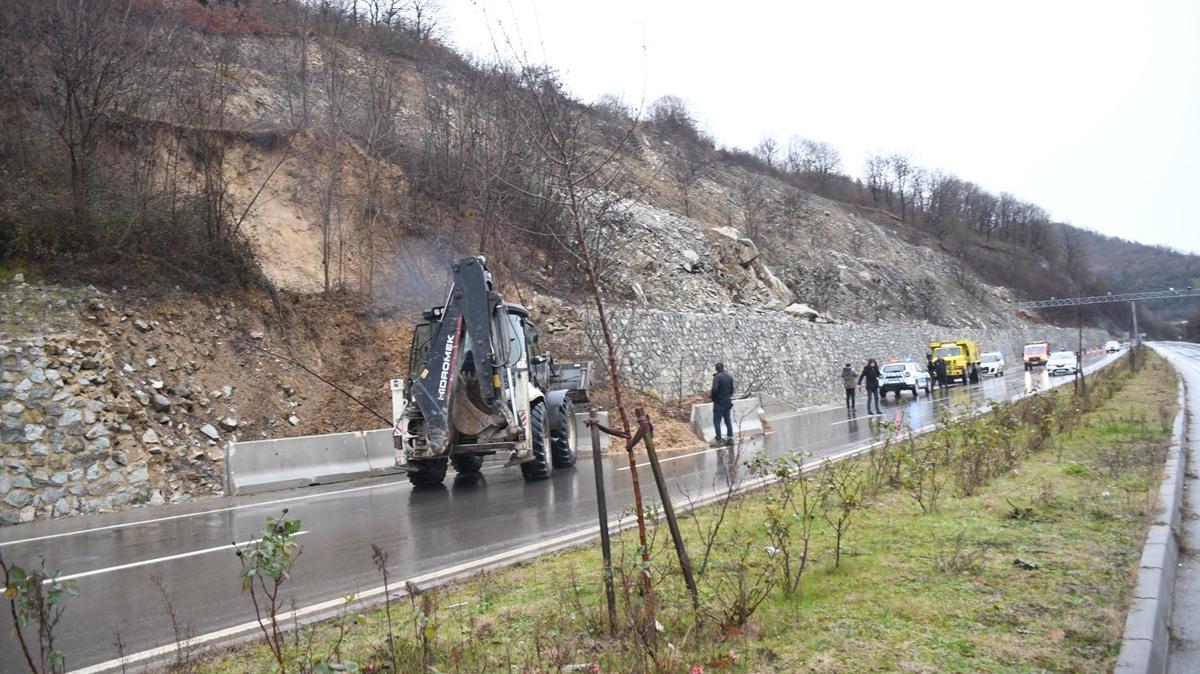 Dzce-Glyaka Balant Yolu'nda heyelan                                     