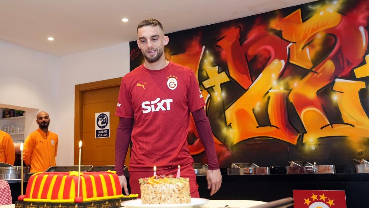 Galatasaray'da, 27 yana giren Berkan Kutlu iin pasta kesildi