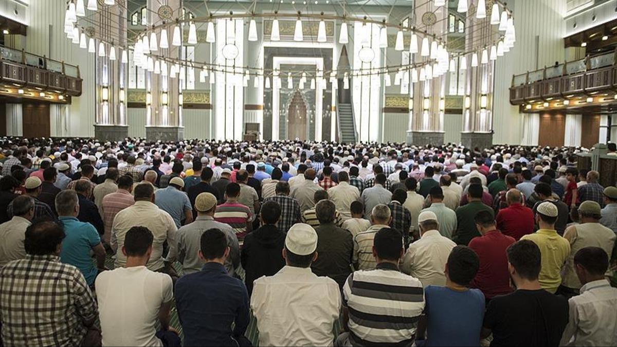 stanbul'da Cuma namaz karar! Valilik tm kamu kurumlarna yaz gnderdi