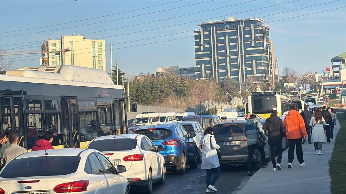 ki ETT otobsnn kart kaza stanbul'da trafii fel etti